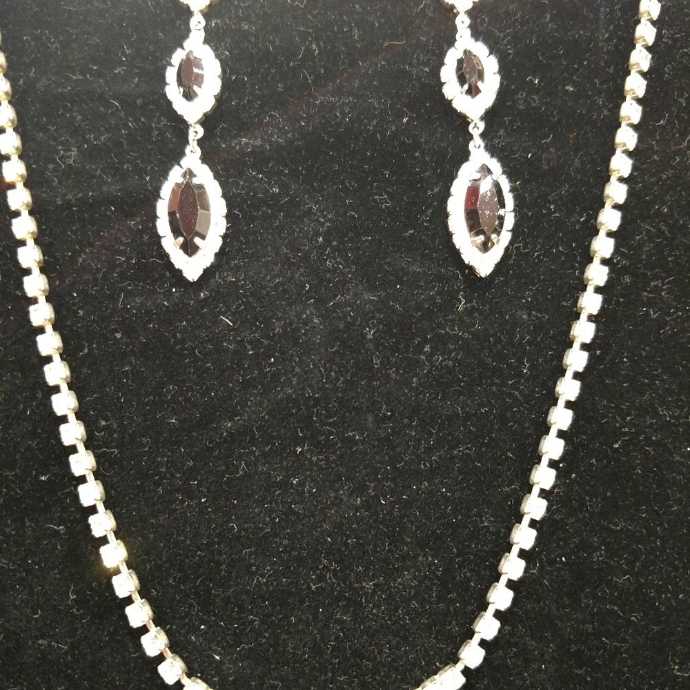 Black and Rhinestone drop earrings - Picture 3 of 3